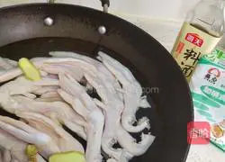 Illustration of how to make duck feet soup 1