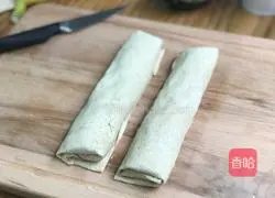 Illustration of how to make avocado and banana rolls 5