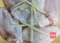 Illustration of how to make kelp and soybean stewed chicken wings 3