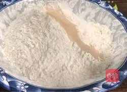 Illustration of how to make leftover dough pie 1