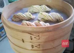 Illustration of how to make fried rolls 15