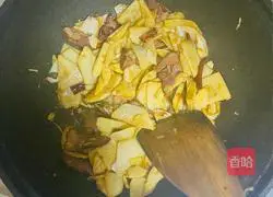 Illustration of how to make fried bacon with winter bamboo shoots 3