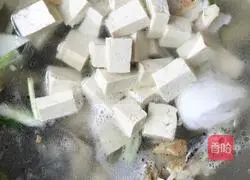 Illustration of how to make crucian carp tofu soup 6