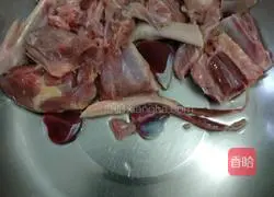 Illustration of how to make mushroom, winter melon and duck soup 1