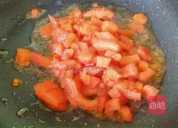 Illustration of how to make scrambled eggs with winter bamboo shoots and tomatoes 10