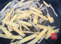 Illustration of how to make shredded green pepper and pork with fresh shrimp noodles 7