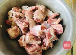 Illustration of how to make braised pork ribs and noodles 1