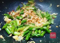 Illustration of how to make asparagus and scrambled eggs 15