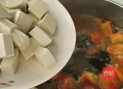 Recipe for making fungus, tofu, tomato and beef bone soup 11
