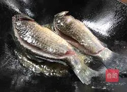 Illustration of grilled crucian carp with green onions 5