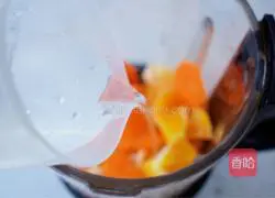 Illustration of how to make orange carrot juice 5