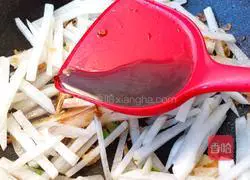 Illustration of how to make sea rice vermicelli radish soup 10