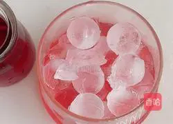 Illustration of how to make green orange bobo cranberry drink 4