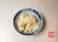 Illustration of how to make egg blossoms stuffed with cinnamon, wolfberry and wine 1