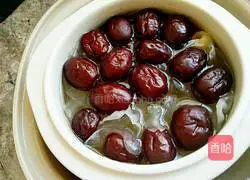 Illustration of how to make wolfberry, tremella and lotus seed soup 9