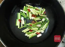 Illustration of how to stir-fry sausages and garlic sprouts 4