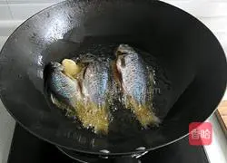 Illustration of cooking crucian carp with enoki mushrooms 3
