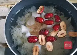 Illustration of how to make rock sugar, snow pear and tremella soup 6