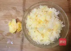 Illustration of how to make peach gum, soap locust, lily, tremella and red dates soup 3