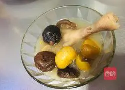 Illustration of how to make mushroom, chestnut and chicken feet soup 9