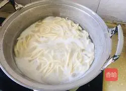 Illustration of how to make pickled cabbage and mutton noodles 7