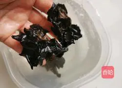 Illustration of how to make steamed dumplings with chives, eggs and fungus 1