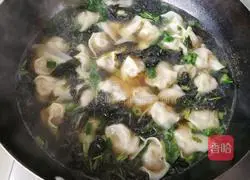 Illustration of how to make large wontons stuffed with mushrooms and meat 4