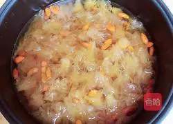 Recipe for Lily, Longan and Tremella Soup (moistening lungs and nourishing blood) 6