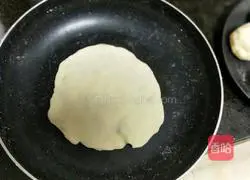 Illustration of how to make pan-fried buns with chives and pork 1