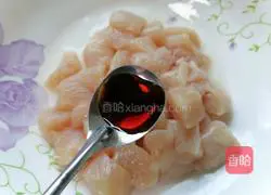 Illustration of how to make stir-fried diced chicken with edamame 4