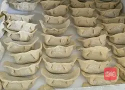 Illustration of how to make leek, pork, vermicelli and egg dumplings 8