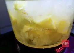 Illustration of how to make wolfberry, pineapple and white fungus soup 6