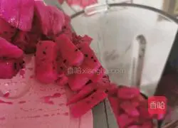 Illustration of how to make dragon fruit and tomato whitening juice 6