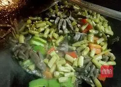 Sour beans Illustration of how to make fried duck gizzards 9