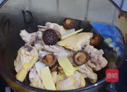 Illustration of how to make bamboo fungus stewed with chicken soup 7