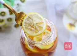Illustration of how to make homemade lemon honey water 10
