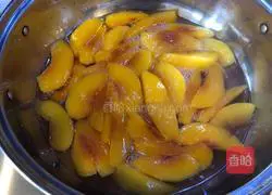 Illustration of how to make canned yellow peaches 6