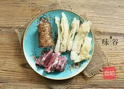 Illustration of how to make bamboo shoots and pork ribs soup 1