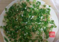 Illustration of how to make crispy chive pancake 2