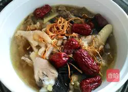 Illustration of how to make stewed chicken with Ganoderma lucidum, glue and cordyceps flowers 3