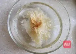 Illustration of how to make horseshoe snow pear and white fungus soup 1