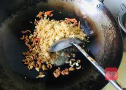 Illustration of how to make Cantonese preserved vegetables and fried dried sea rice 4