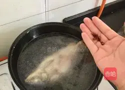 Illustration of how to make braised crucian carp 4