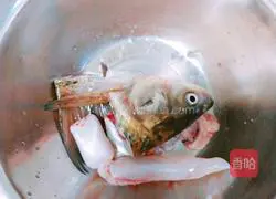 Illustration of how to make fish head soup (baby food supplement 2)
