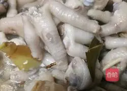 Illustration of how to make chicken feet with pickled pepper and lemon 2