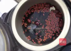 Illustration of how to make red dates, wolfberry, dangshen and black-bone chicken soup 10