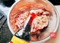 Illustration of how to make vegetable and meat wontons 5