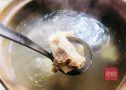 Illustration of how to make Lotus Seed and Snow Fungus Bone Soup (moisturizing and calcium supplementing) 6