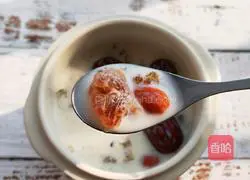 Illustration of how to make peach gum stewed in milk 7