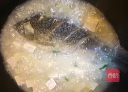 [The most powerful calcium supplement soup in autumn] Milky white crucian carp tofu soup recipe illustration 6